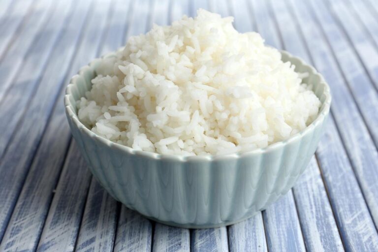 Calorias do arroz: quanto tem em uma colher, 100 gramas e mais